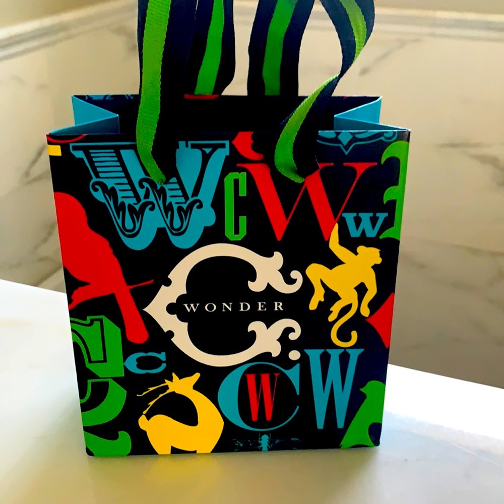 C. Wonder Colorful small shopping bag.